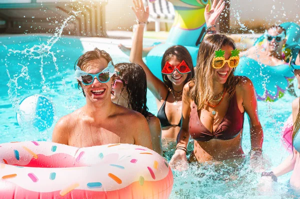 Grupo Amigos Maiô Desfrutar Uma Piscina — Fotografia de Stock