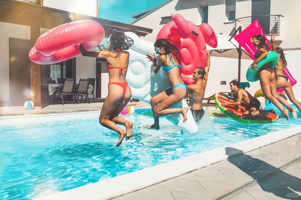 Mayolu Bir Grup Arkadaş Havuzda Eğleniyor — Stok fotoğraf