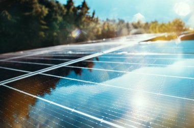 Çatıda güneş paneli olan yenilenebilir enerji.