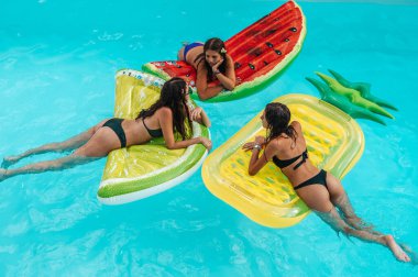 Mayolu bir grup arkadaş havuzda eğleniyor.