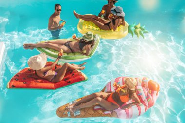 Mayolu bir grup arkadaş havuzda eğleniyor.