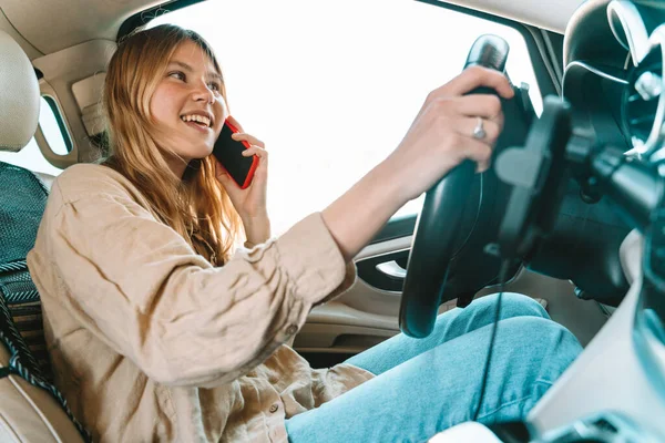 Mulher Dirige Carro Perigosamente Com Smartphone Mão — Fotografia de Stock