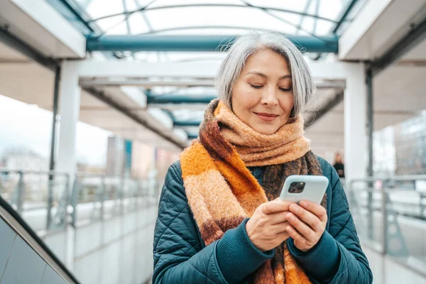 Mujer Enviar Mensaje Con Teléfono Móvil Una Estación Stransport — Foto de Stock