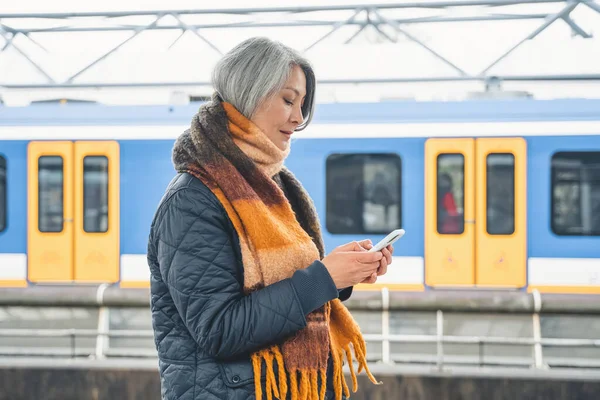 Женщина Отправляет Сообщение Мобильного Телефона Ждет Поезда — стоковое фото