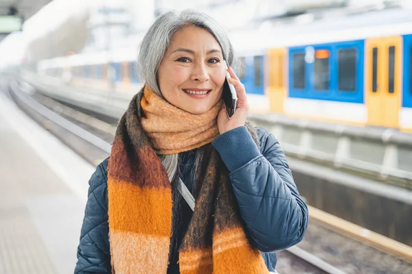 Жінка Надсилає Повідомлення Мобільним Телефоном Чекає Поїзд — стокове фото