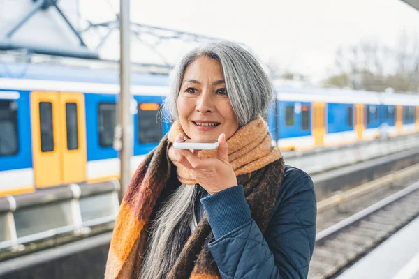 Женщина Отправляет Сообщение Мобильного Телефона Ждет Поезда — стоковое фото