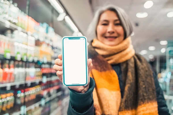 Старшая Женщина Супермаркете Показывает Экран Своего Мобильного Телефона — стоковое фото