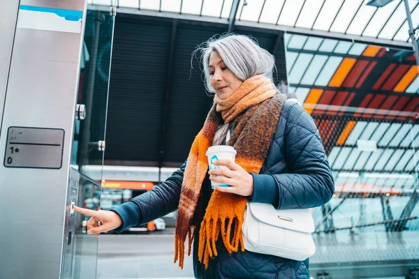 Женщина Покупает Билеты Поезд Автоматом — стоковое фото