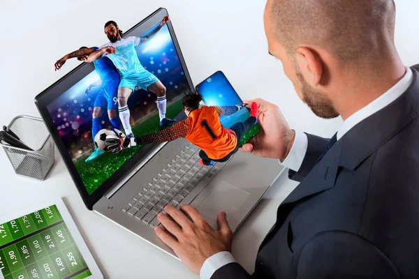 男はサッカー試合を見て サッカーのウェブサイト上で賭け — ストック写真
