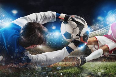 Futbol, topu yakalayan bir kalecinin stadyumunda yakın çekim sahnesi.