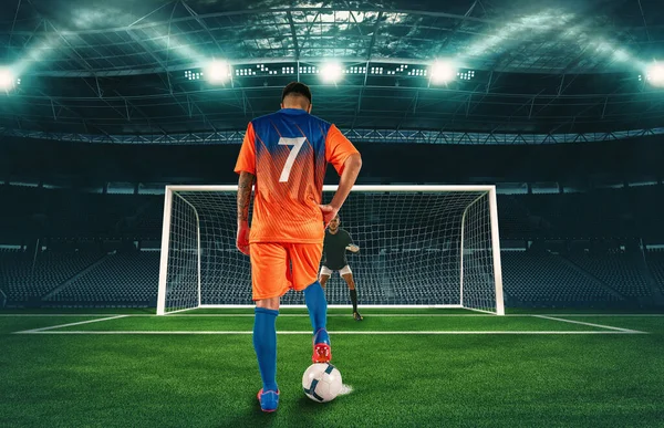 Futbolcu Maç Boyunca Penaltı Atışına Hazır — Stok fotoğraf