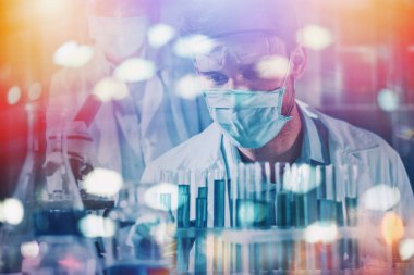 Araştırmacı covid-19 'a karşı yeni tedavileri mikroskop altında inceliyor