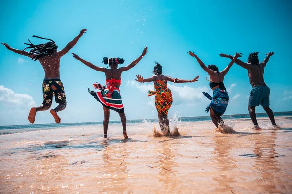 Glückliche Freunde Springen Sonnigen Meer — Stockfoto