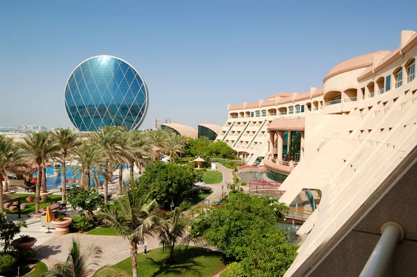 Το πολυτελές ξενοδοχείο και το κυκλικό κτίριο, Αμπού Ντάμπι, Ηνωμένα Αραβικά Εμιράτα — Φωτογραφία Αρχείου