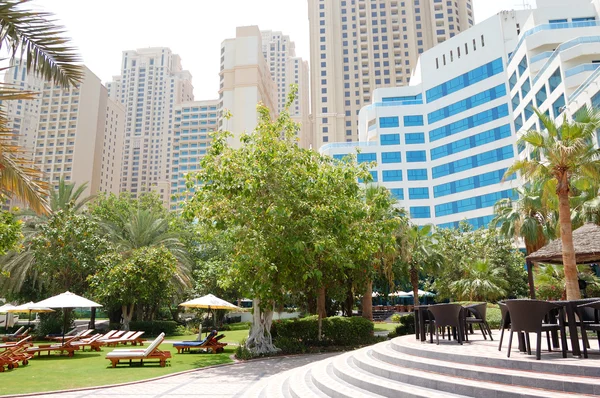 Césped verde y edificio de hotel de lujo, Jumeirah, Dubai, Emiratos Árabes Unidos — Foto de Stock