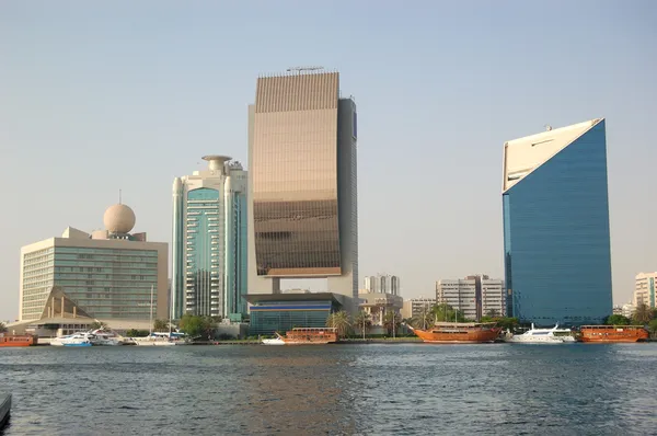 De gebouwen en jachten bij dubai creek, Verenigde Arabische Emiraten — Stockfoto