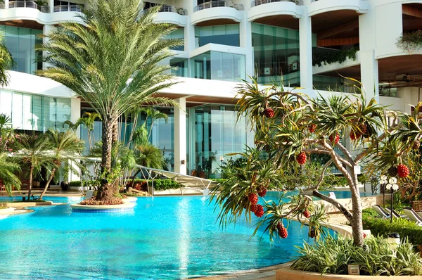 Swimming pool and palm trees at the luxury hotel, Pattaya, Thail — Stock Photo, Image