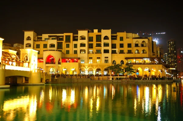 Edifici a Dubai Downtown e lago artificiale in illuminazione notturna — Foto Stock