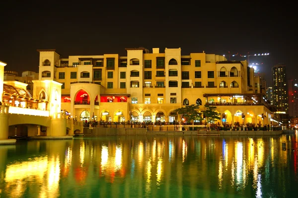 Edificios en el centro de dubai y Lago artificial en la noche illuminat — Stok fotoğraf