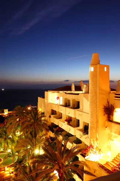 ดวงอาทิตย์ตกและอาคารโรงแรมหรูหรา เกาะเตเนรีเฟ สเปน — ภาพถ่ายสต็อก