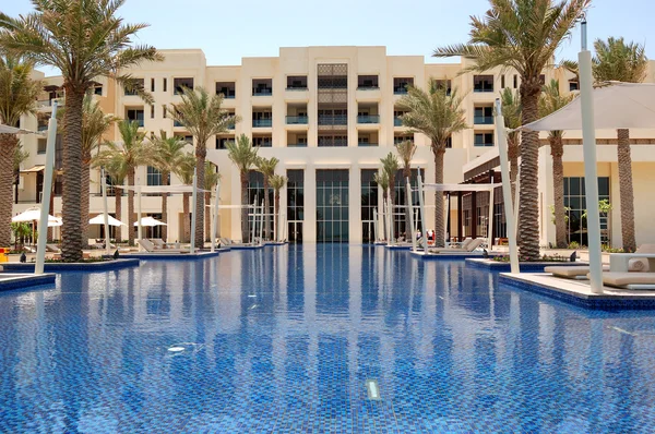 Piscina del hotel de lujo, Isla Saadiyat, Abu Dhabi, U — Foto de Stock