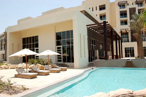 Piscina en el hotel de lujo, Saadiyat island, Abu Dhabi, U — Foto de Stock