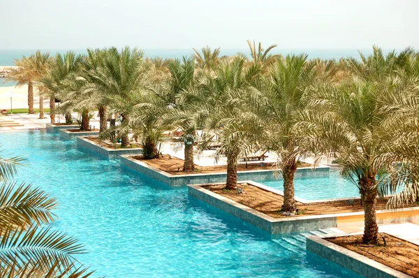 Zona de recreo de hotel de lujo y piscina, Ras Al Khaima — Foto de Stock