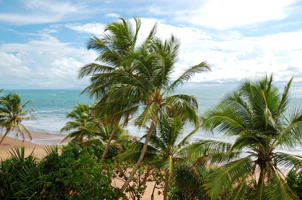 Plażę i turkusowe wody Oceanu Indyjskiego, bentota, sri lanka — Zdjęcie stockowe