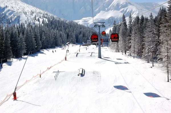 JASNA-MARCH 15: Cableway cabins and freeride park at Jasna Low T — Stock Photo, Image