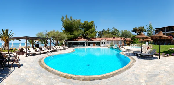 由现代豪华酒店，h 在海滩游泳池的全景图 — 图库照片