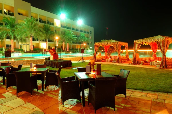 Зона відпочинку з розкішних готелів у нічний підсвічуванням, Fujai — стокове фото