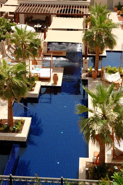 Piscina en el hotel de lujo, Saadiyat island, Abu Dhabi, U — Foto de Stock