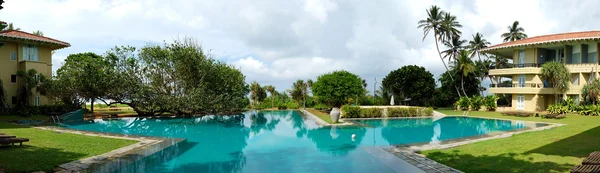 O panorama da piscina no hotel de luxo, Bentota, Sri Lank — Fotografia de Stock