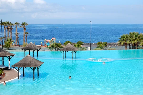 Piscina con jacuzzi y playa de hotel de lujo, Tenerife i —  Fotos de Stock