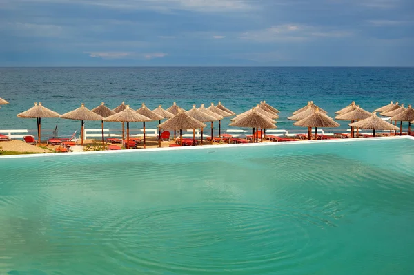 Piscina por uma praia no moderno hotel de luxo, Halkidiki , — Fotografia de Stock