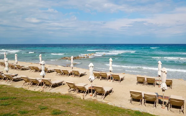 Leżaki na plaży i turkus wody w luksusowy hotel — Zdjęcie stockowe