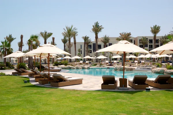 Piscine e spiaggia presso l'hotel di lusso, Saadiyat isola, A — Foto Stock