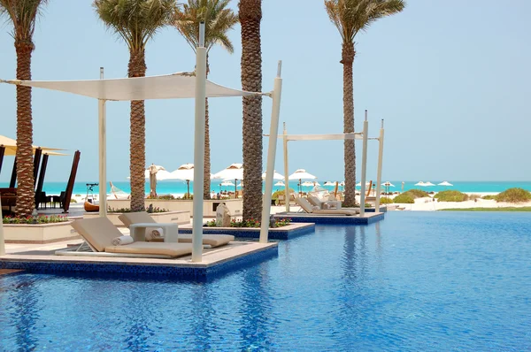 Piscina perto da praia no hotel de luxo, Saadiyat ilha, A — Fotografia de Stock