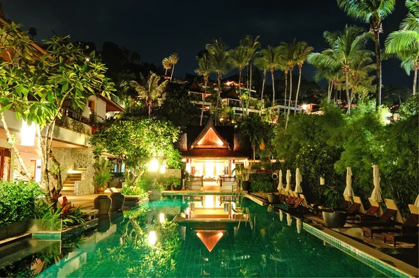 Iluminación nocturna en hotel de lujo, Phuket, Tailandia —  Fotos de Stock