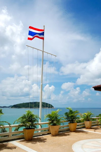 Terasz kilátással a tengerre és a Thai luxury hotel, Phuket, Tha zászló — Stock Fotó
