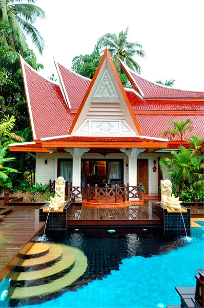 Utomhuspoolen på lyxvilla, koh chang, thailand — Stockfoto