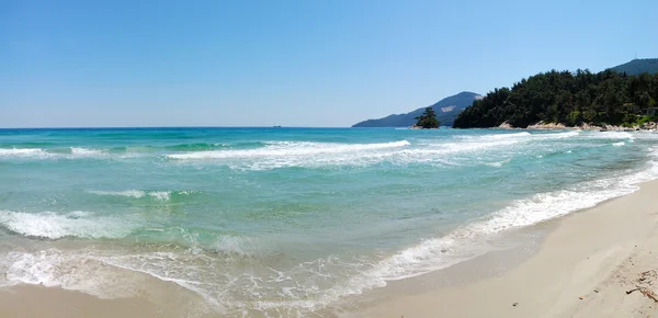Panorama de la plage de l'hôtel de luxe, île de Thassos, Grèce — Photo