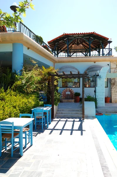 Бассейн и бар в роскошном отеле, Халкидики, Греция — стоковое фото
