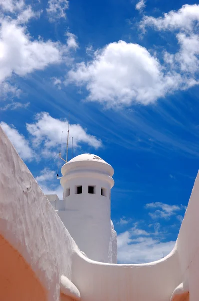 Costruzione dell'hotel di lusso e cielo blu con nuvole, Tenerife — Foto Stock