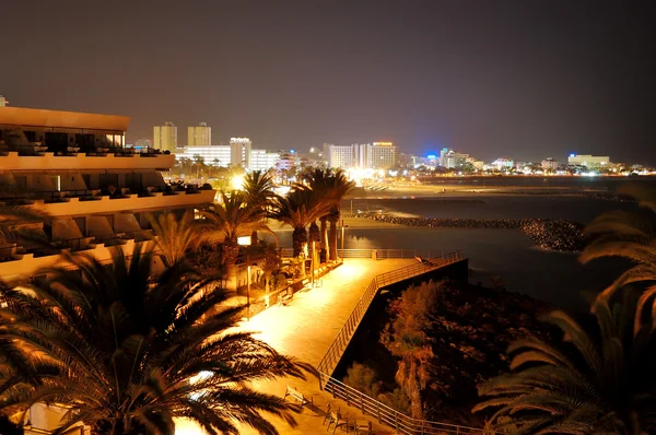 Nacht verlichting van luxehotel tijdens zonsondergang en playa de la — Stockfoto