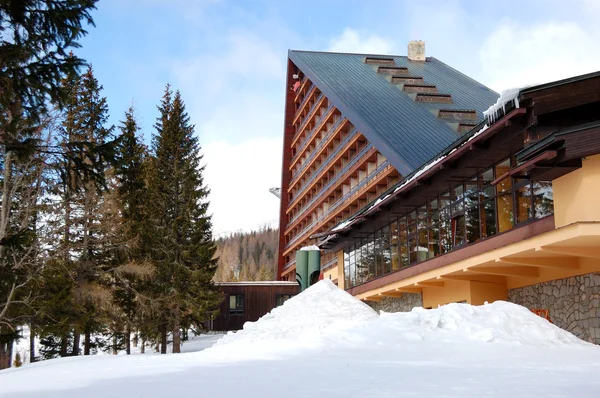 Moderní luxusní hotel v lyžařské středisko, Vysoké Tatry, Slovensko — Stock fotografie