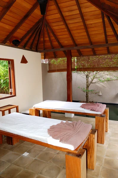 SPA massage beds at luxury hotel, Bentota, Sri Lanka — Stock Photo, Image