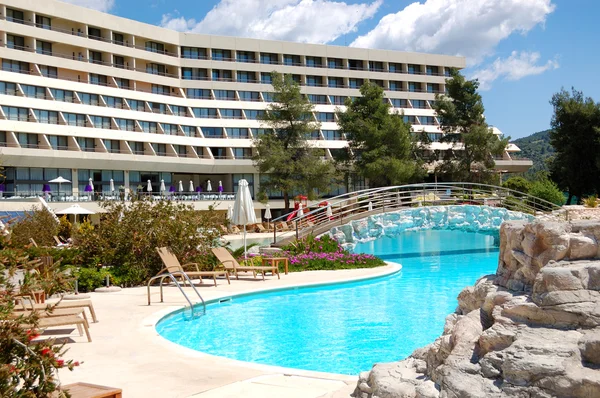 Piscina nel moderno hotel di lusso, Halkidiki, Grecia — Foto Stock