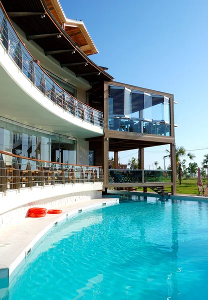 Piscina y restaurante al aire libre en el moderno hotel de lujo , — Foto de Stock