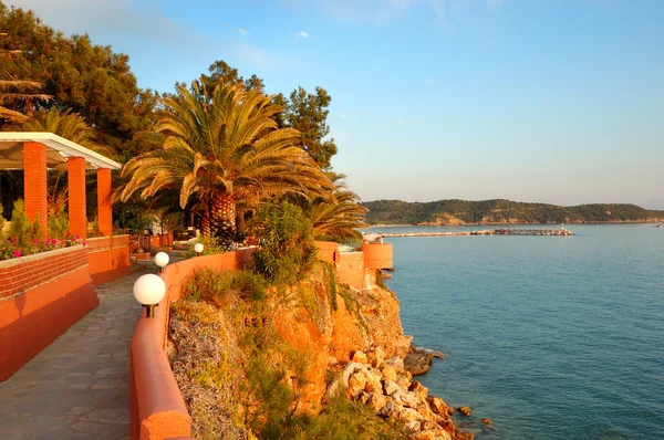 Beach at the luxury hotel during sunset, Thassos island, Greece — Stock Photo, Image